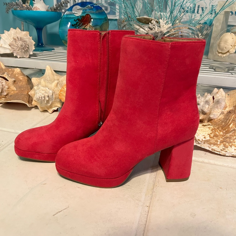Brand new, but without tags, never worn hot pink suede like boots!!!